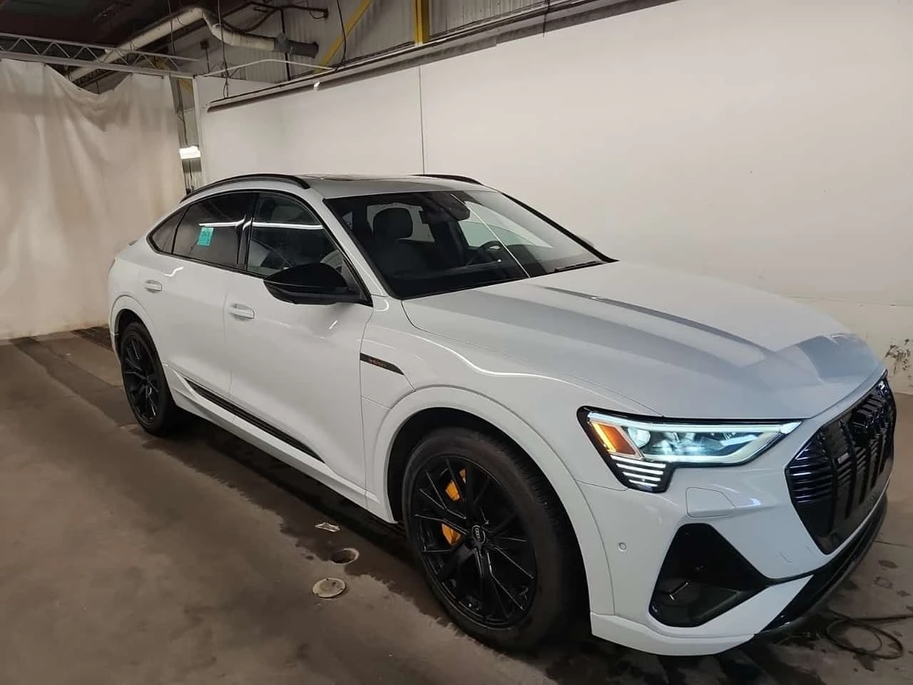 Audi E-Tron SPORTBACK TECHNIK| PANO| HEAD-UP| 360| , снимка 2 - Автомобили и джипове - 54077552