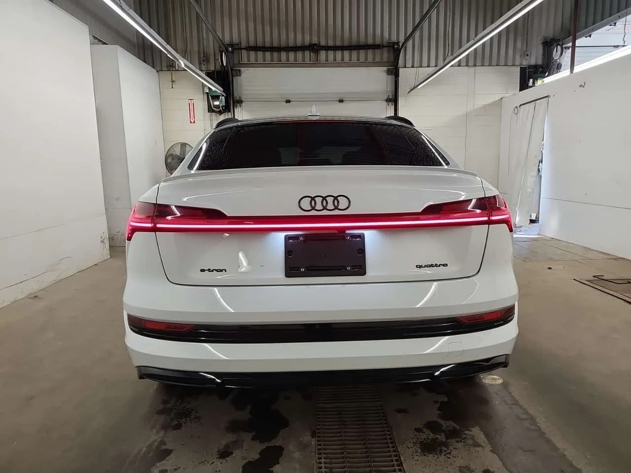 Audi E-Tron SPORTBACK TECHNIK| PANO| HEAD-UP| 360| , снимка 5 - Автомобили и джипове - 54077552