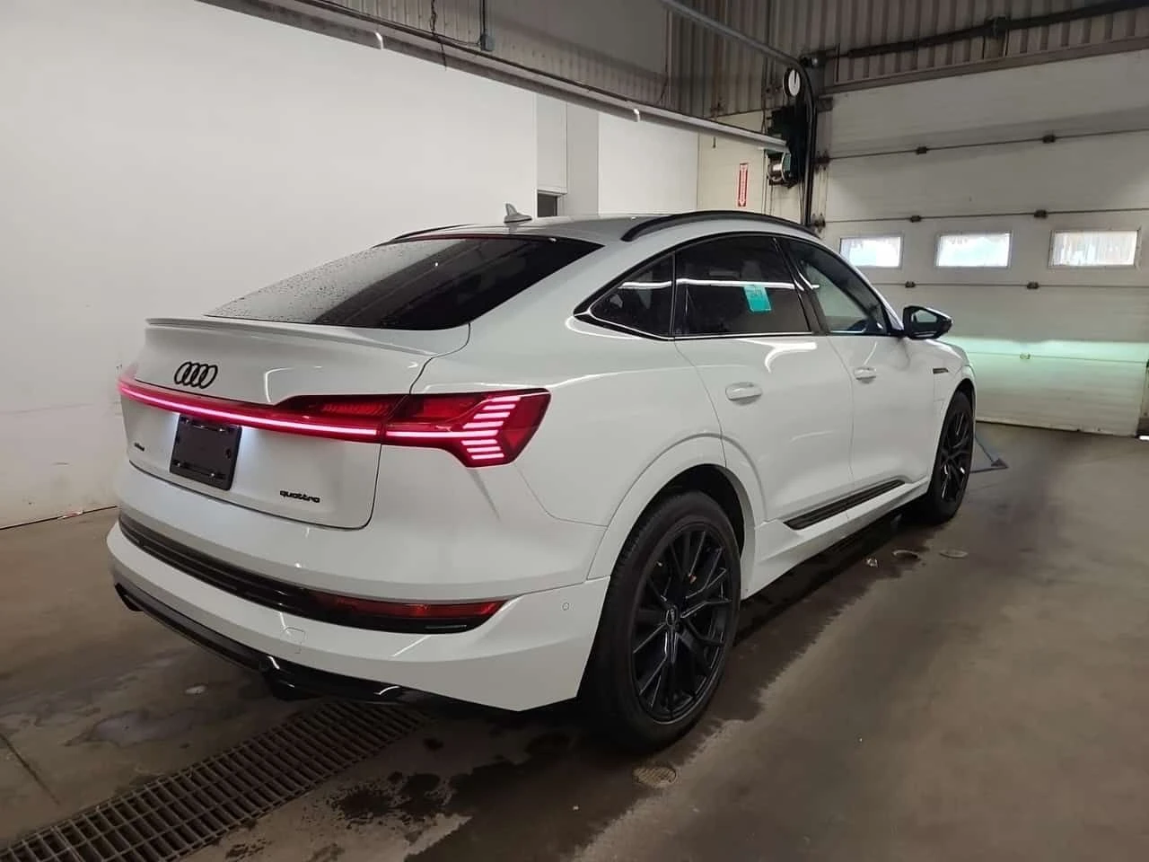 Audi E-Tron SPORTBACK TECHNIK| PANO| HEAD-UP| 360| , снимка 3 - Автомобили и джипове - 54077552