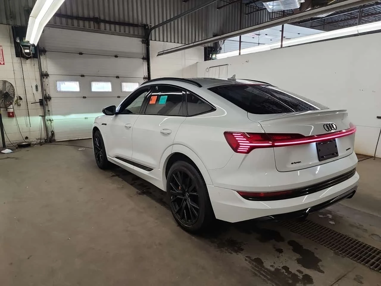 Audi E-Tron SPORTBACK TECHNIK| PANO| HEAD-UP| 360| , снимка 4 - Автомобили и джипове - 54077552