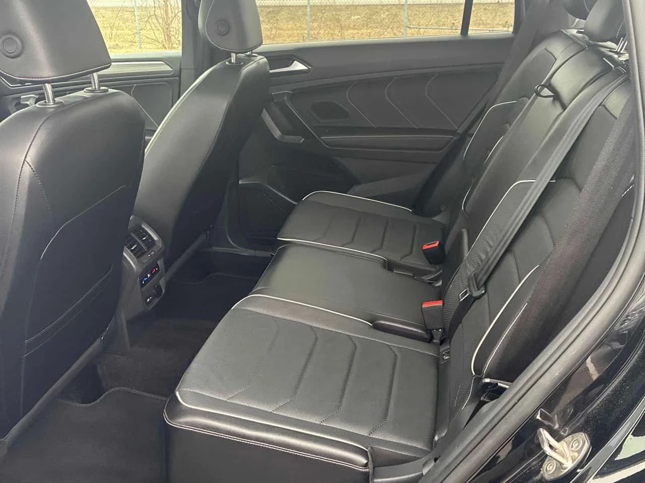 VW Tiguan * Highline R Line * ГЛАВНО ПРЕДСТАВИТЕЛСТВО НА VW*, снимка 16 - Автомобили и джипове - 54205130