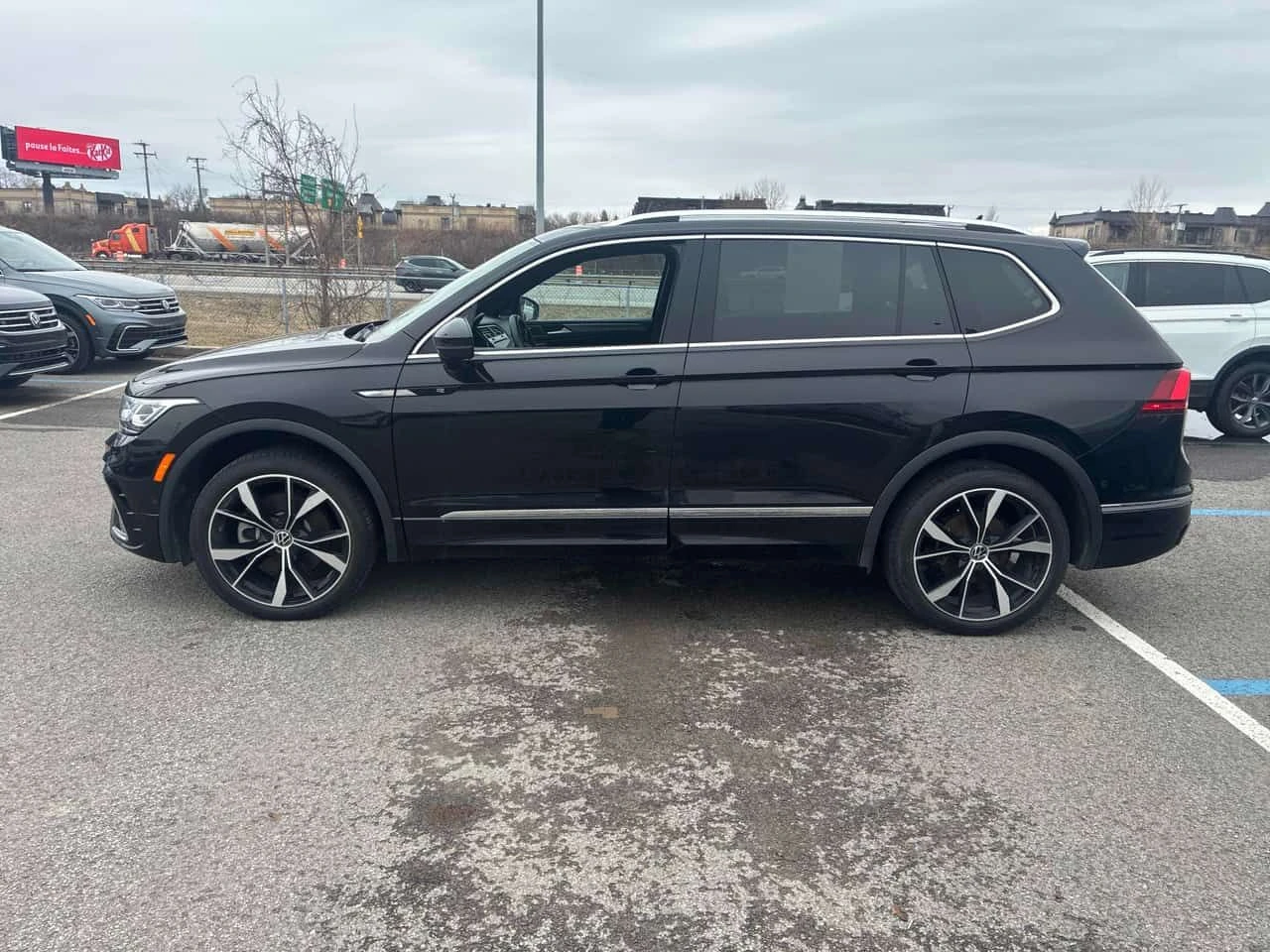 VW Tiguan * Highline R Line * ГЛАВНО ПРЕДСТАВИТЕЛСТВО НА VW*, снимка 3 - Автомобили и джипове - 54205130