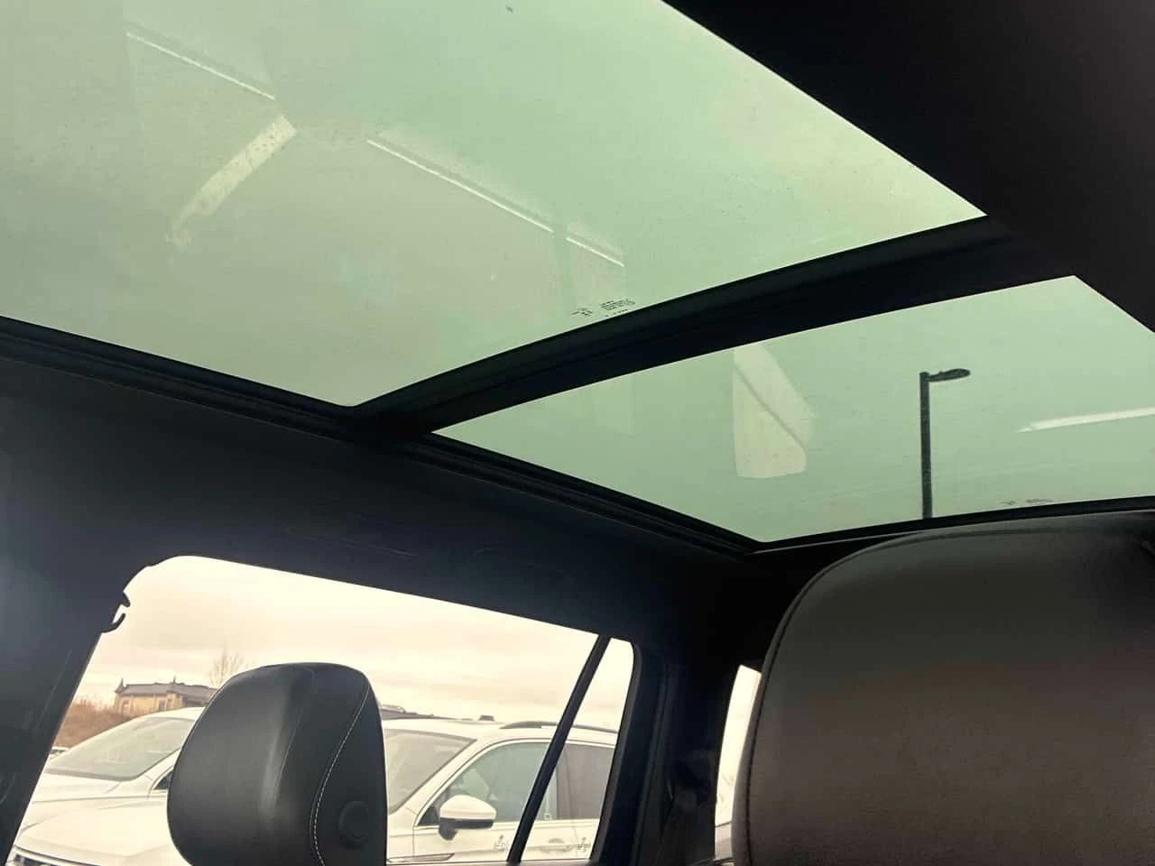 VW Tiguan * Highline R Line * ГЛАВНО ПРЕДСТАВИТЕЛСТВО НА VW*, снимка 15 - Автомобили и джипове - 54205130