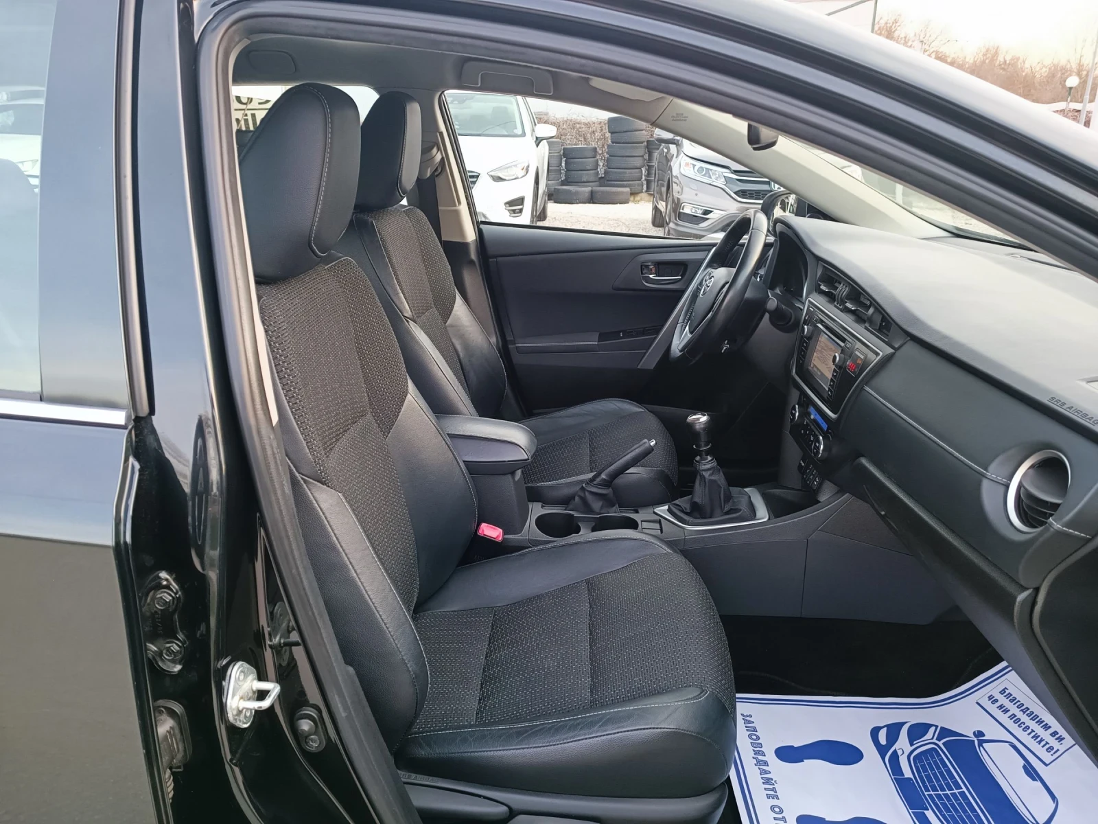 Toyota Auris 1.6i-132кс-ШВЕЙЦАРИЯ-РЪЧКА-6ск-KEYLESS-NAVI, снимка 13 - Автомобили и джипове - 53759137