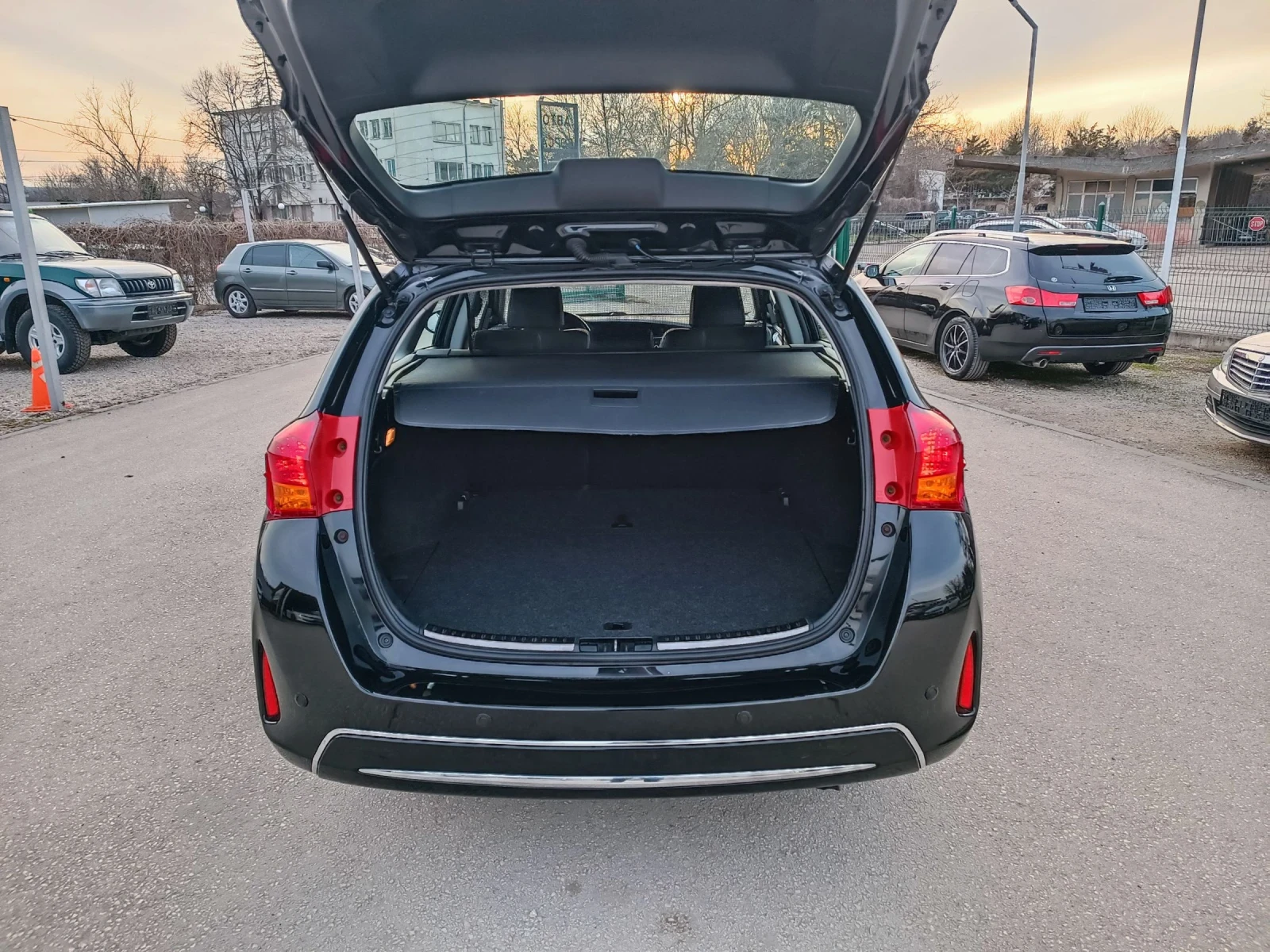 Toyota Auris 1.6i-132кс-ШВЕЙЦАРИЯ-РЪЧКА-6ск-KEYLESS-NAVI, снимка 5 - Автомобили и джипове - 53759137