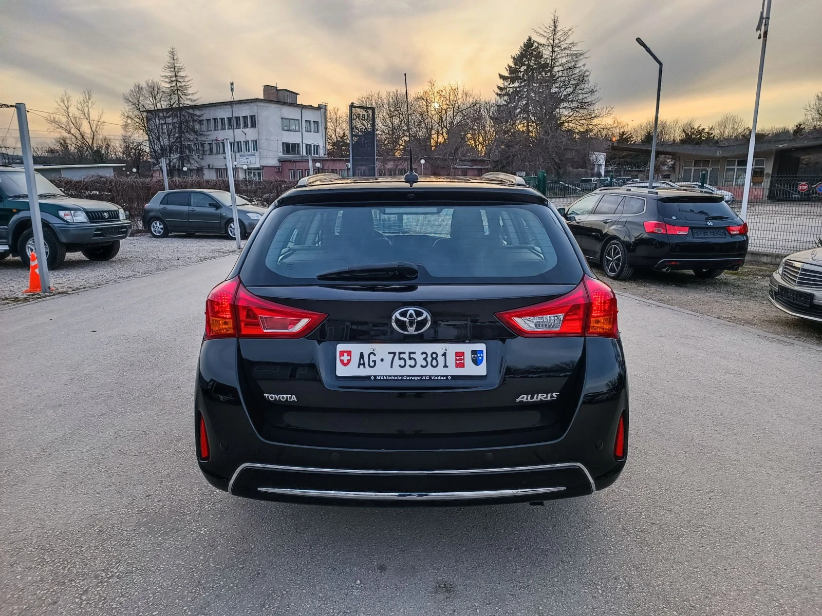 Toyota Auris 1.6i-132кс-ШВЕЙЦАРИЯ-РЪЧКА-6ск-KEYLESS-NAVI, снимка 4 - Автомобили и джипове - 53759137