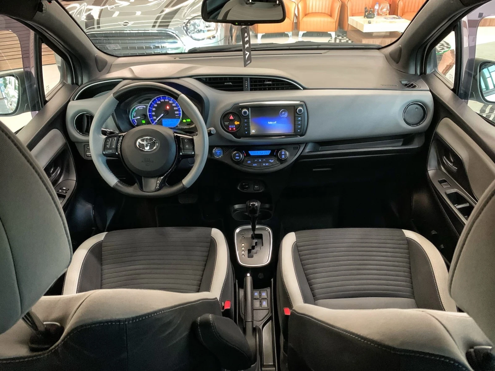 Toyota Yaris 1.5 HYBRID BItone, снимка 9 - Автомобили и джипове - 54606238
