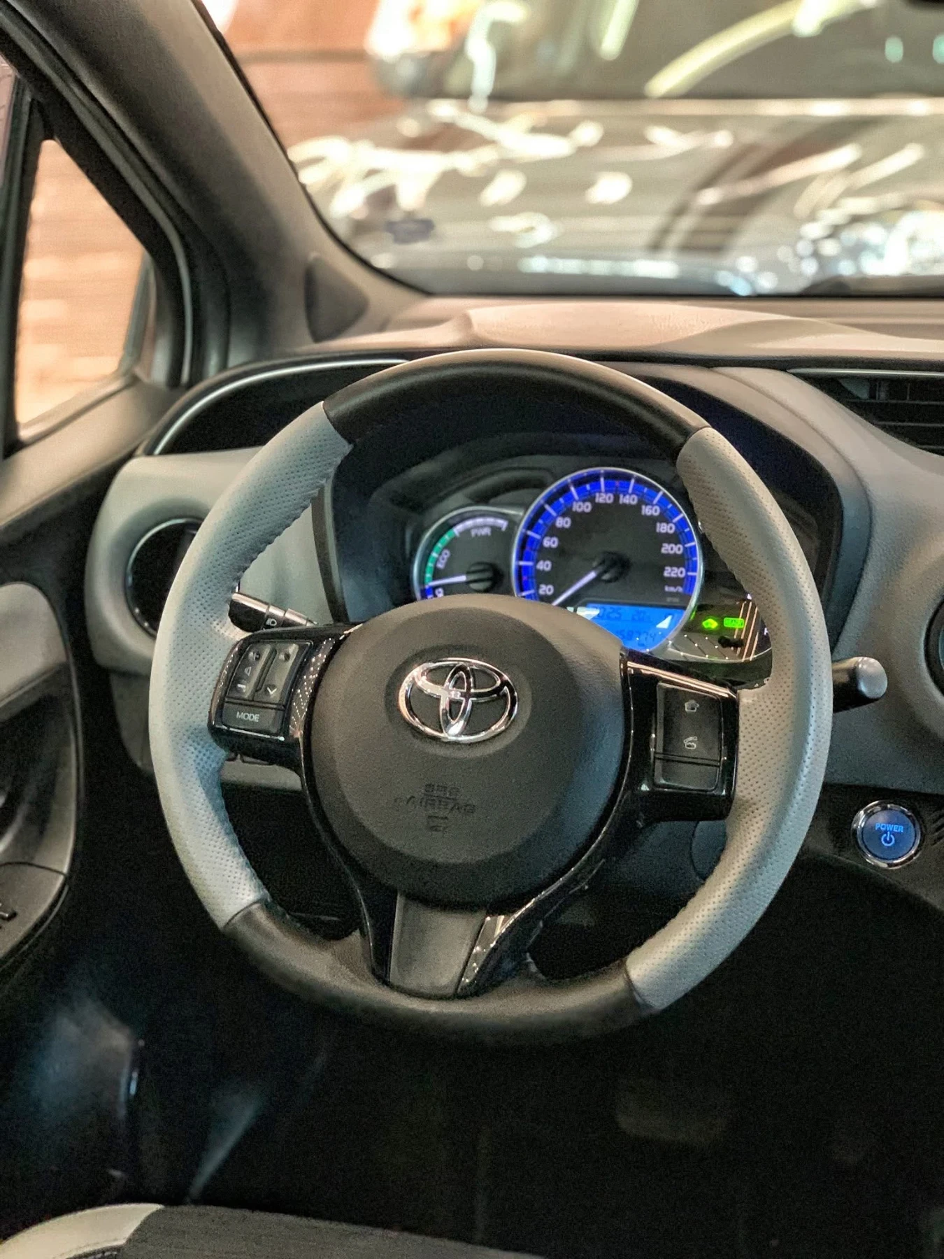 Toyota Yaris 1.5 HYBRID BItone, снимка 8 - Автомобили и джипове - 54606238