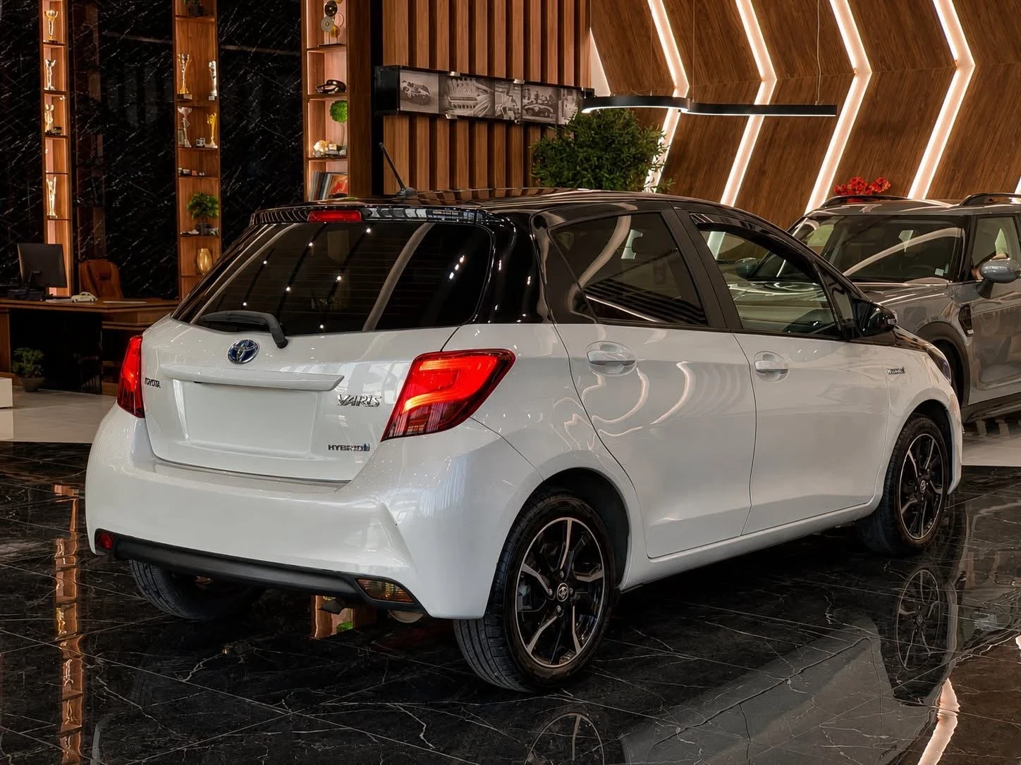 Toyota Yaris 1.5 HYBRID BItone, снимка 6 - Автомобили и джипове - 54606238