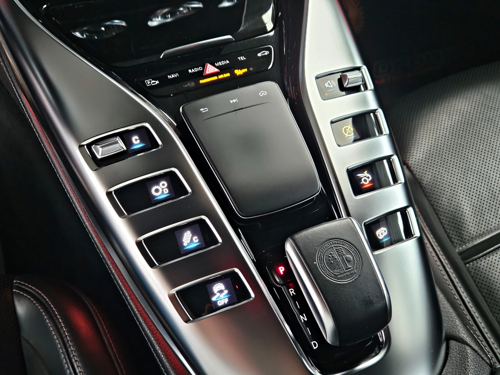 Mercedes-Benz AMG GT 53/4MAT/DISTR/PANO/HUD/МАСАЖ/ОБДУХ/BURMESTER/LIZIN, снимка 11 - Автомобили и джипове - 55326333