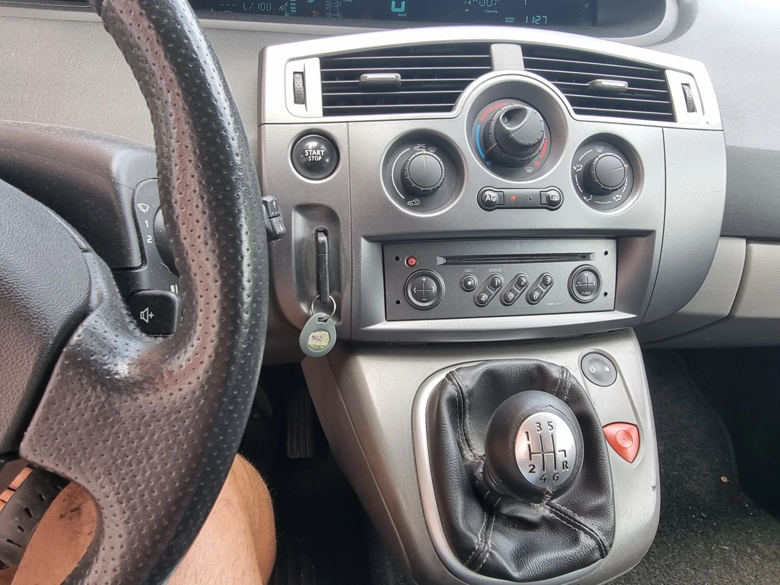 Renault Scenic 1.9 DCI, снимка 8 - Автомобили и джипове - 55349774