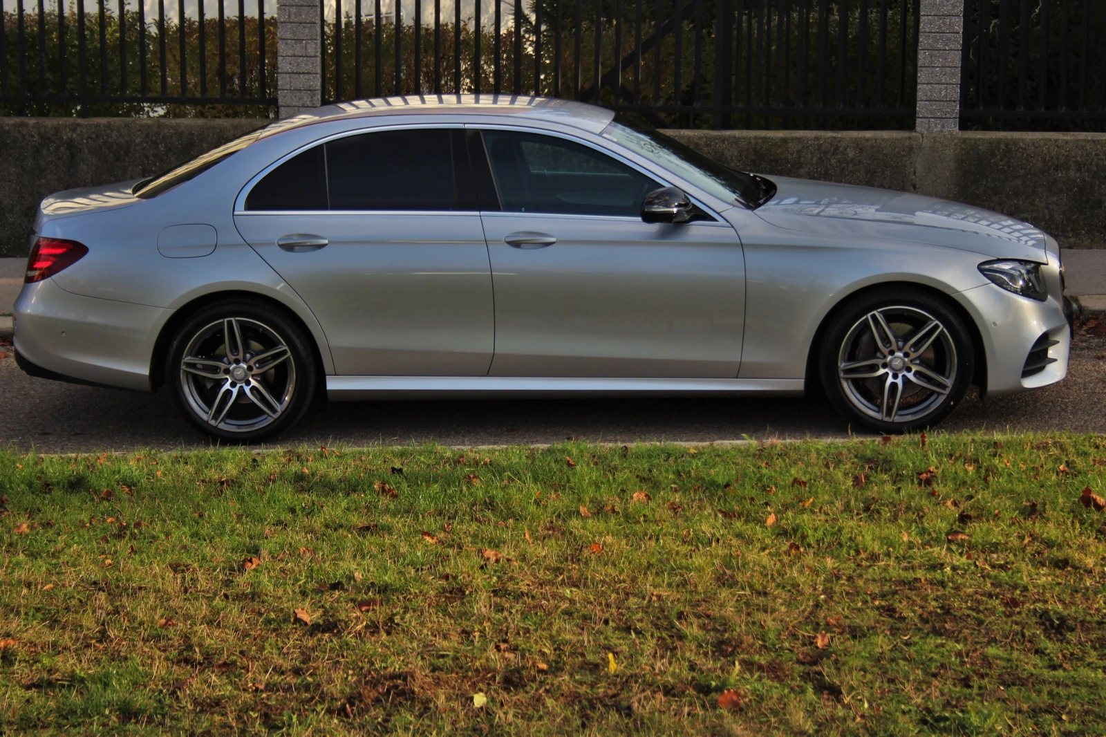 Mercedes-Benz E 220 AMG, снимка 14 - Автомобили и джипове - 55988553