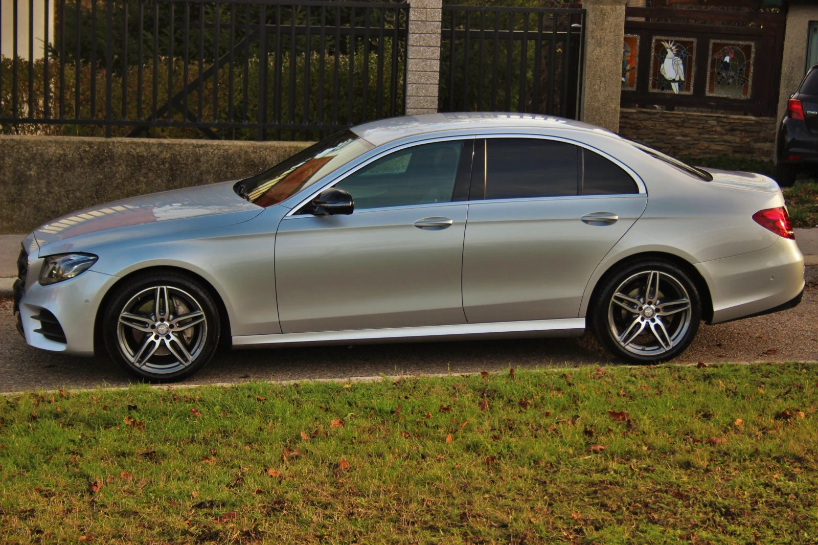 Mercedes-Benz E 220 AMG, снимка 2 - Автомобили и джипове - 55988553