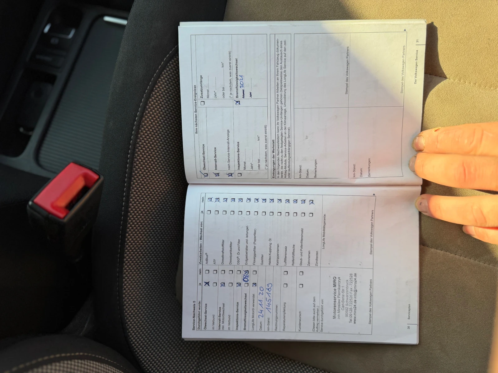 VW Tiguan 2.0 TDI 4x4 SERVICE BOOK, снимка 15 - Автомобили и джипове - 53822911