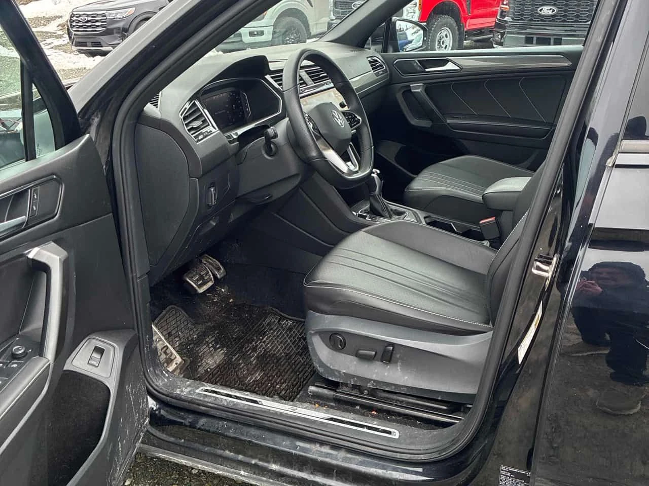 VW Tiguan Comfortline R Line Black Edition /CAMERA/PANO, снимка 5 - Автомобили и джипове - 54126967