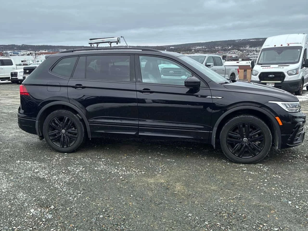 VW Tiguan Comfortline R Line Black Edition /CAMERA/PANO, снимка 3 - Автомобили и джипове - 54126967