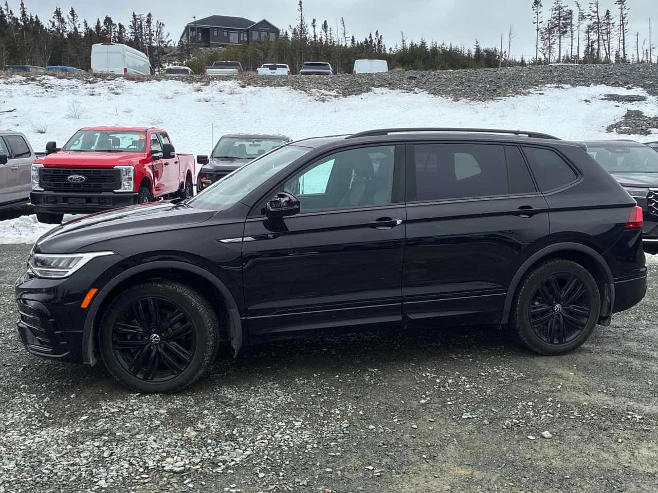 VW Tiguan Comfortline R Line Black Edition /CAMERA/PANO, снимка 2 - Автомобили и джипове - 54126967