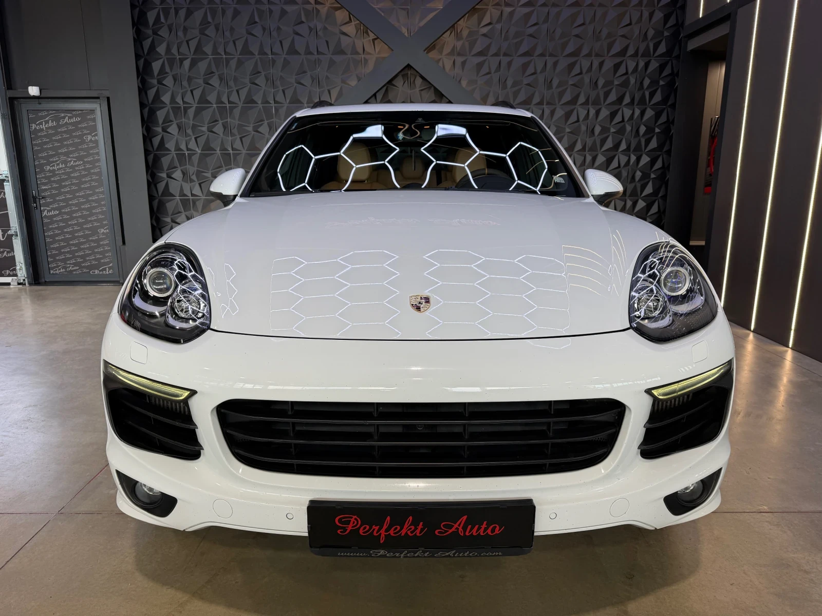 Porsche Cayenne S 4.2 TDI 4X4 * FULL Екстри* BOSE* Панорама* TV* , снимка 2 - Автомобили и джипове - 55531614