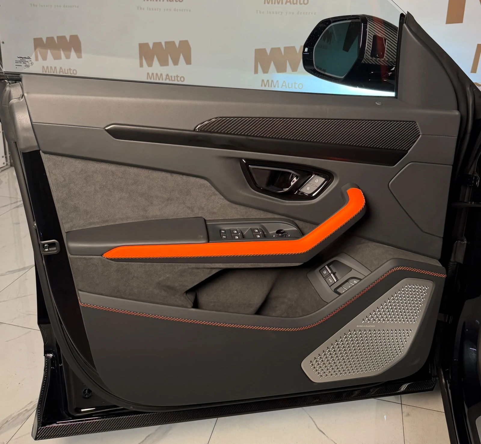 Lamborghini Urus SE* Carbon In&Out* HuD* B&O* Pano, снимка 6 - Автомобили и джипове - 56281732