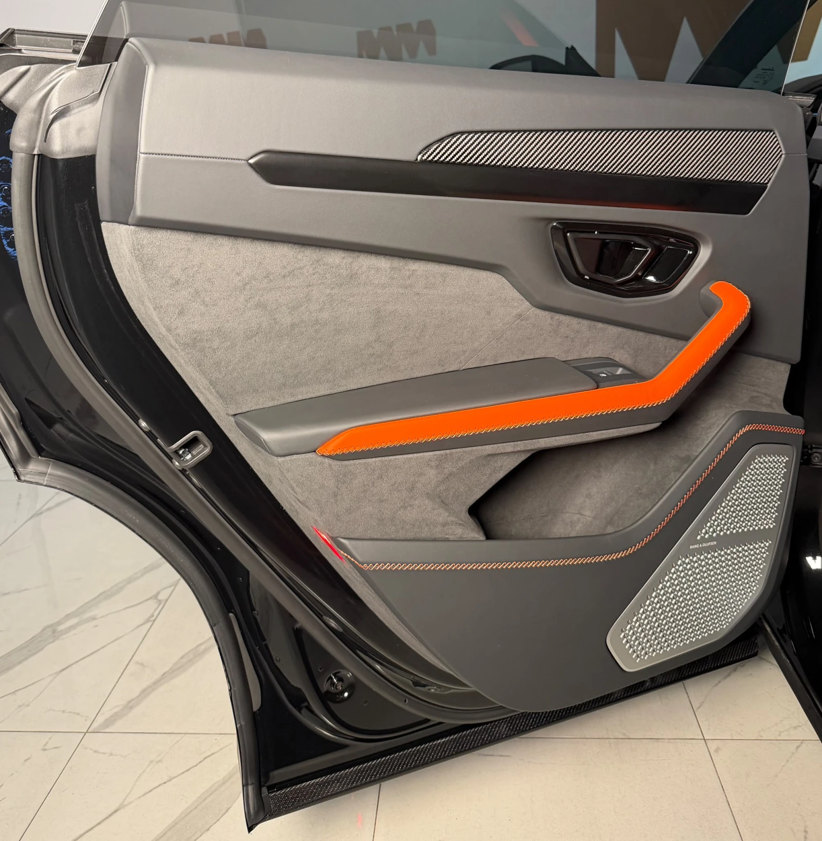Lamborghini Urus SE* Carbon In&Out* HuD* B&O* Pano, снимка 12 - Автомобили и джипове - 56281732