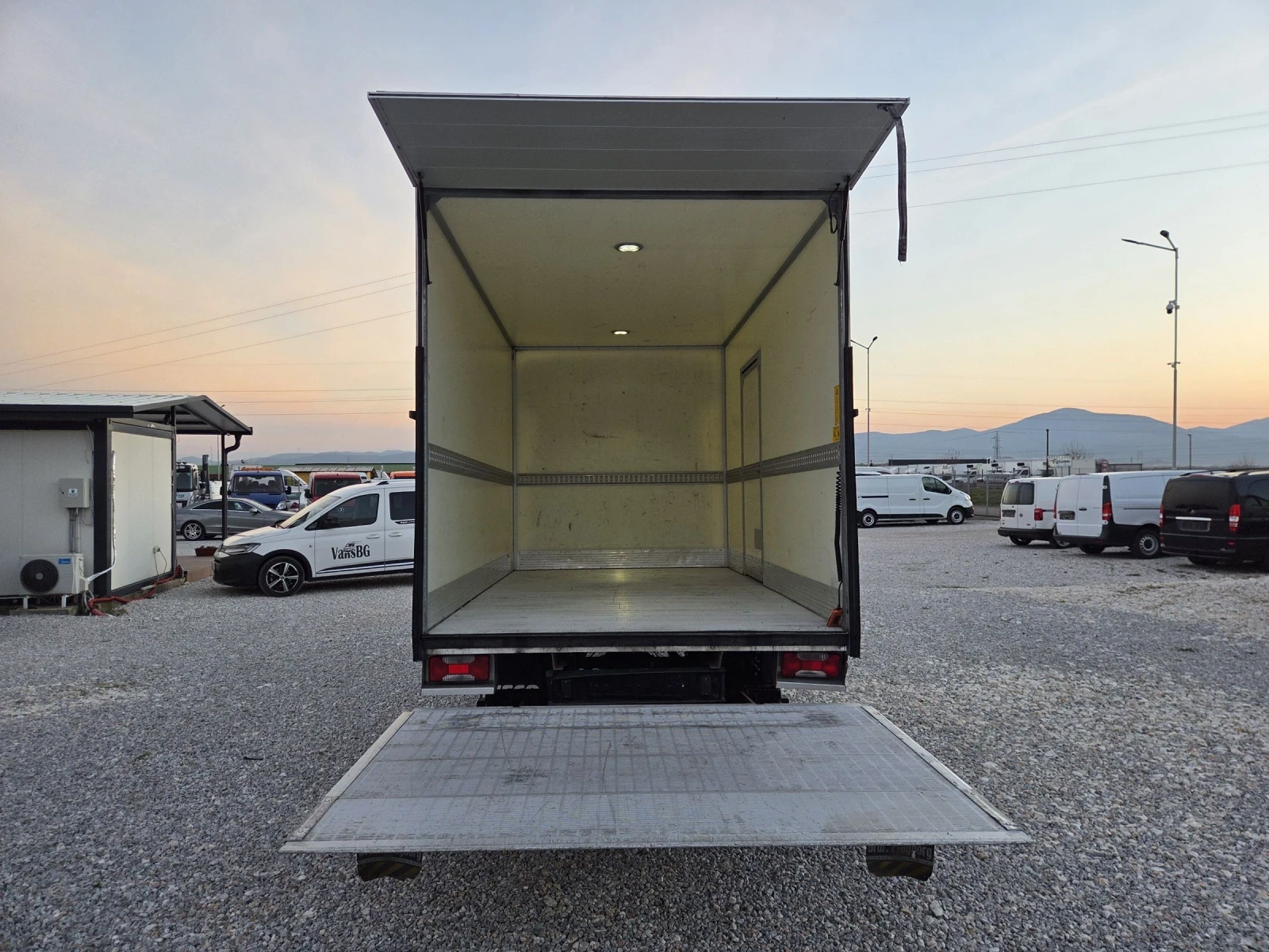 Iveco Daily 35c17, Климатик, П.борд, До 3.5 тона, снимка 13 - Бусове и автобуси - 53823456