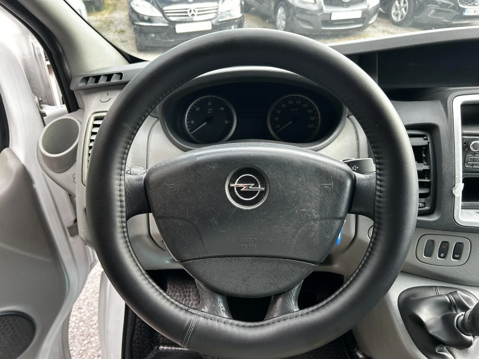 Opel Vivaro 2.0, снимка 10 - Бусове и автобуси - 56378552