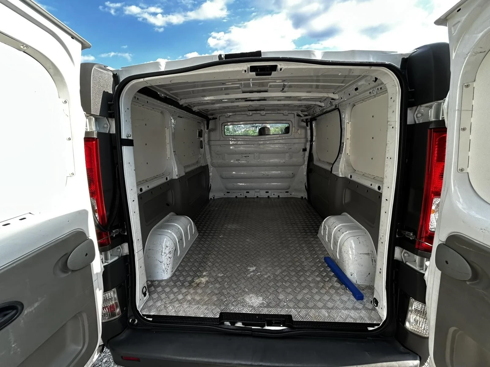 Opel Vivaro 2.0, снимка 8 - Бусове и автобуси - 56378552