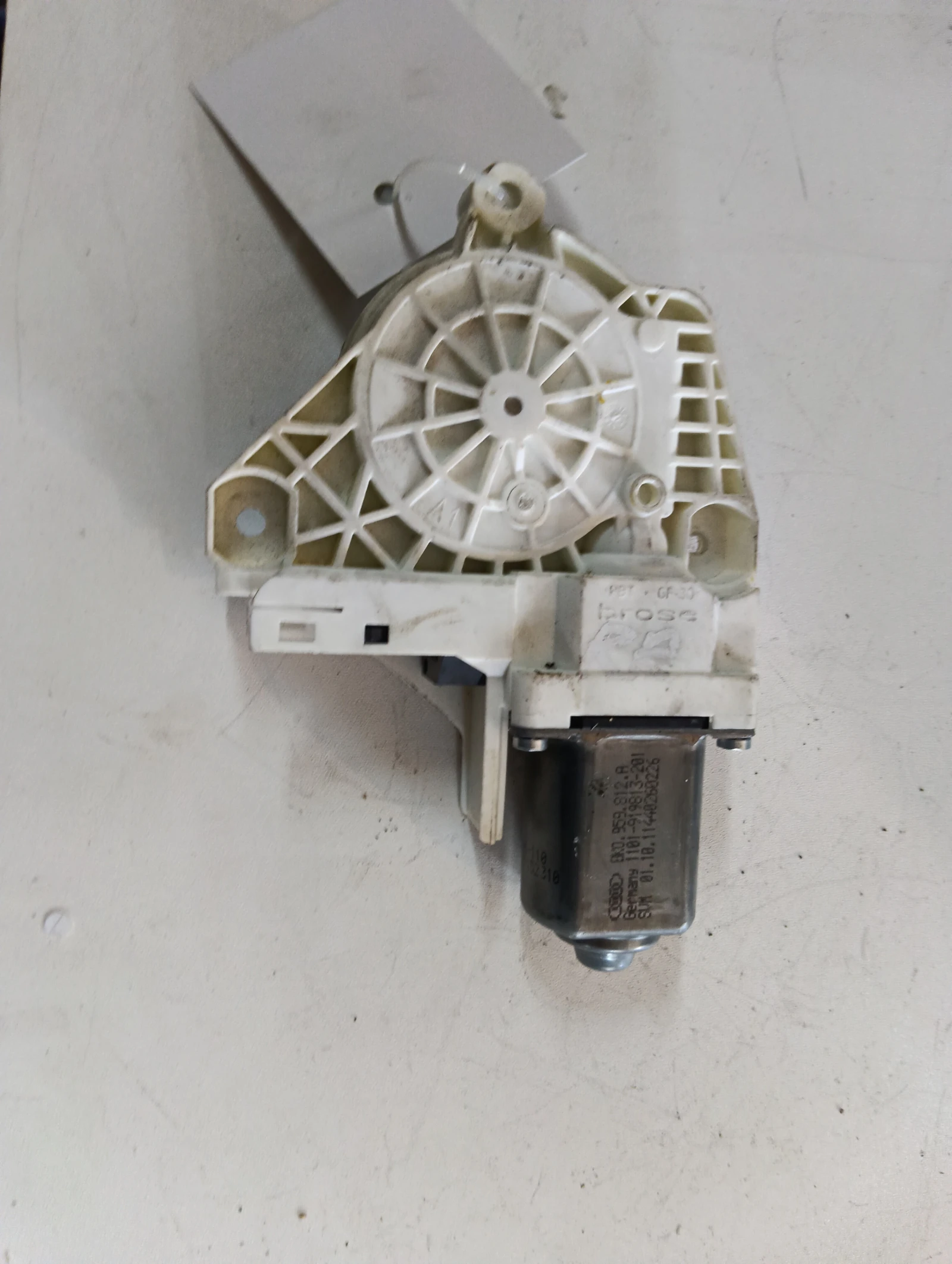 ел.машинка за задно дясно 8K0959812A Audi A6