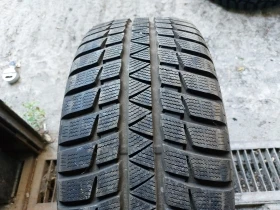 Гуми Зимни 235/50R18, снимка 1 - Гуми и джанти - 37685266