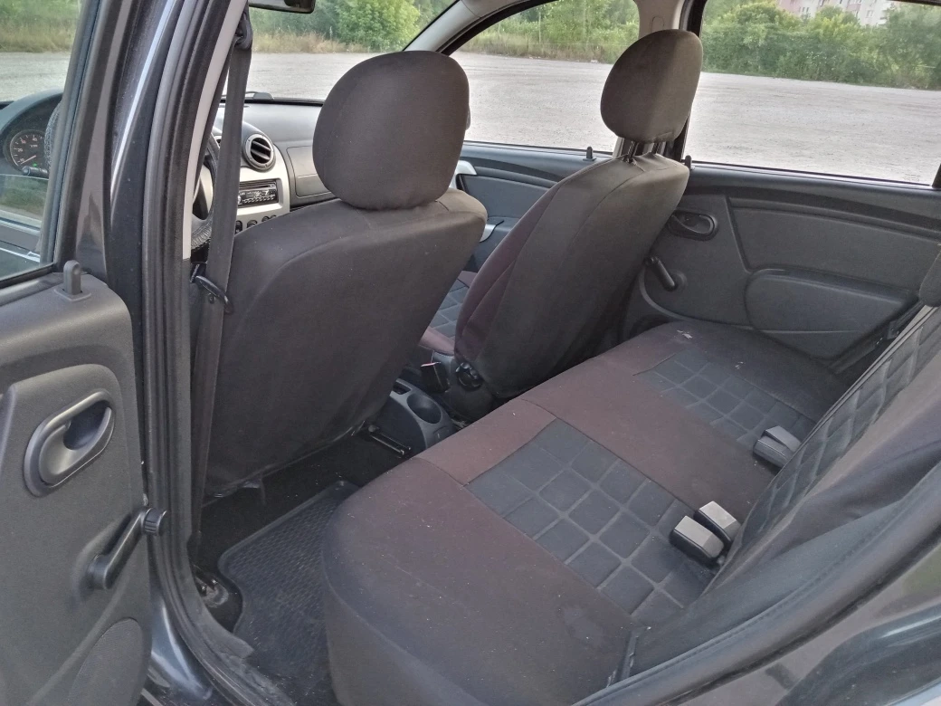 Dacia Sandero 1.6i KLIMA - изображение 10