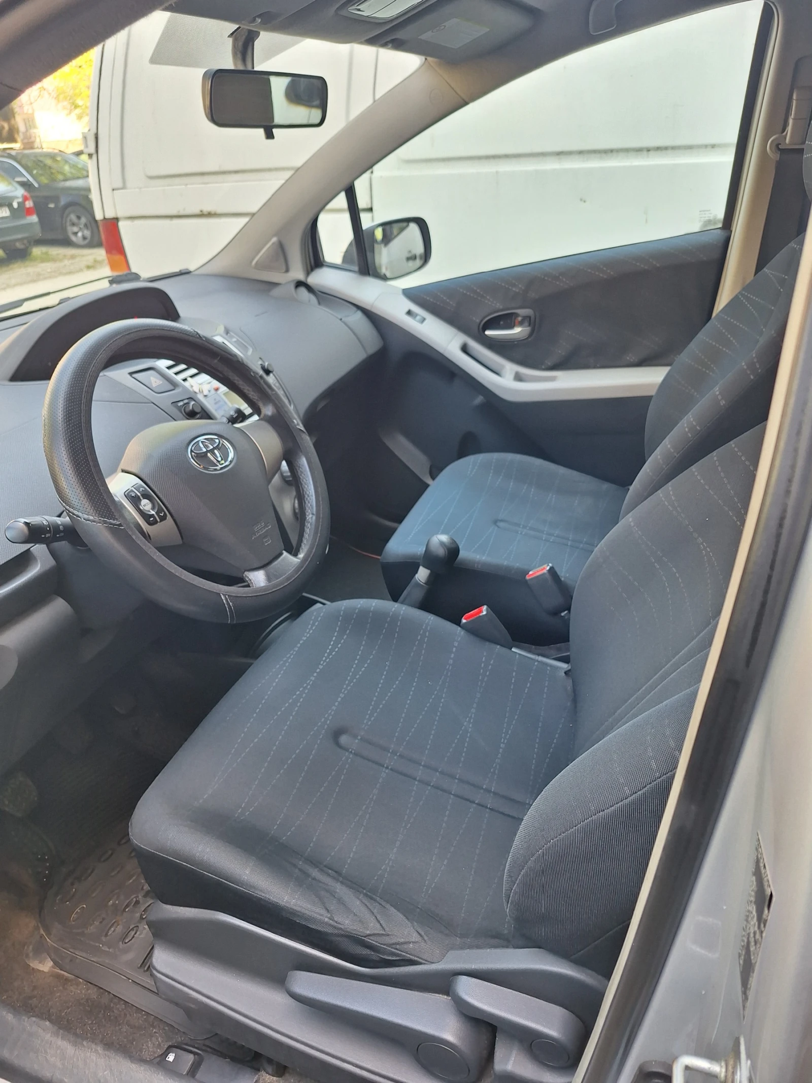 Toyota Yaris 1.3VVTI , снимка 9 - Автомобили и джипове - 54181182