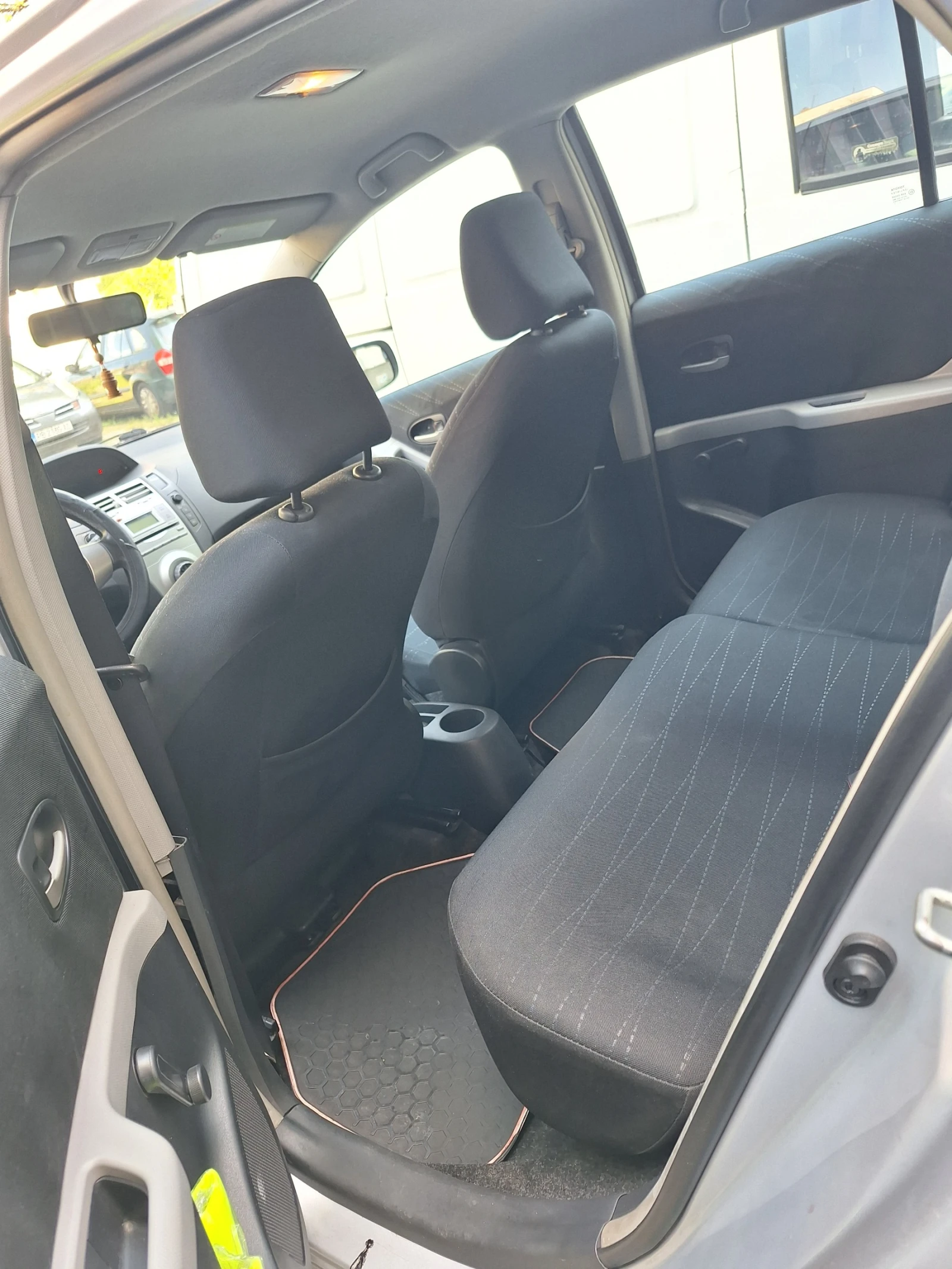Toyota Yaris 1.3VVTI , снимка 11 - Автомобили и джипове - 54181182