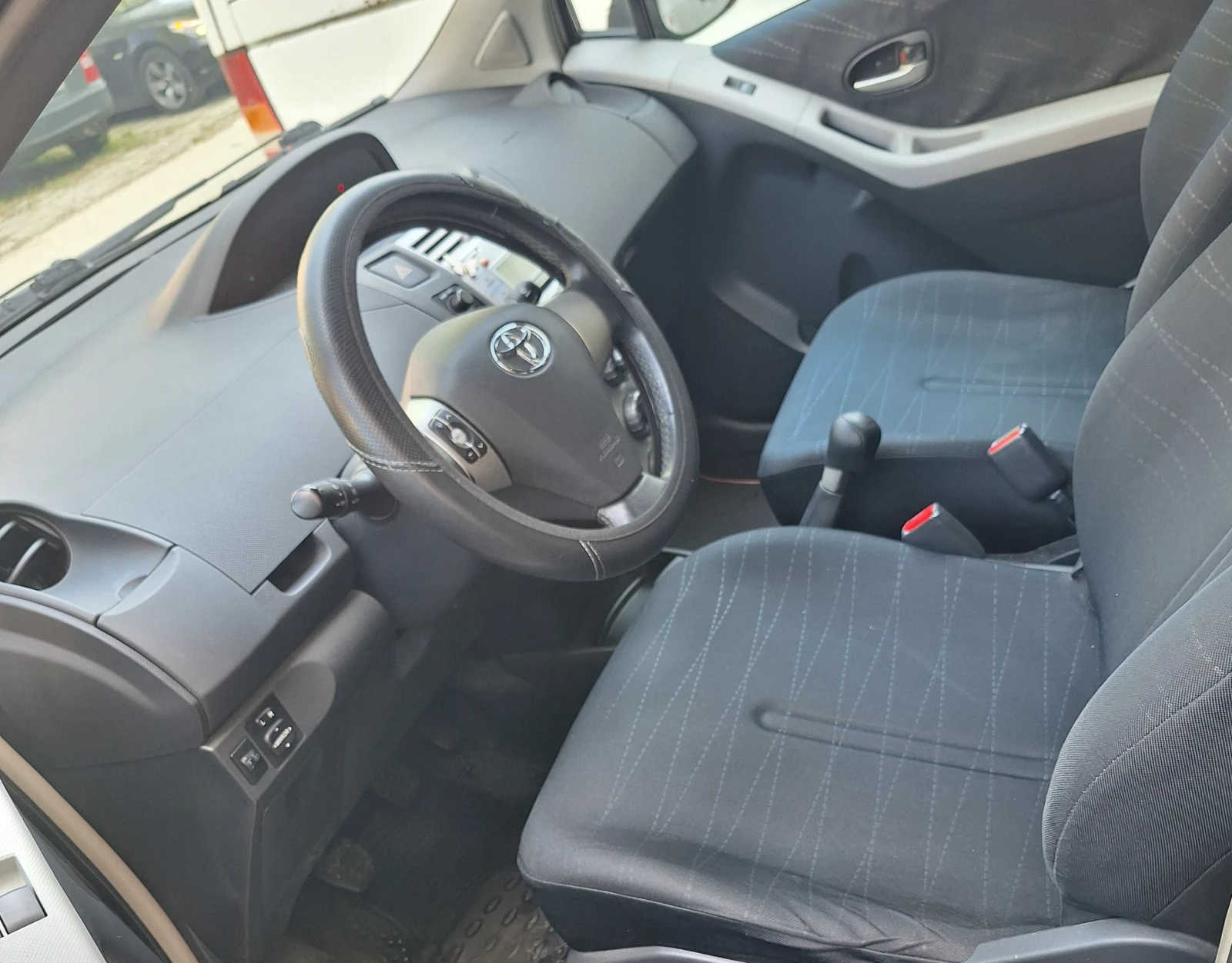 Toyota Yaris 1.3VVTI , снимка 12 - Автомобили и джипове - 54181182