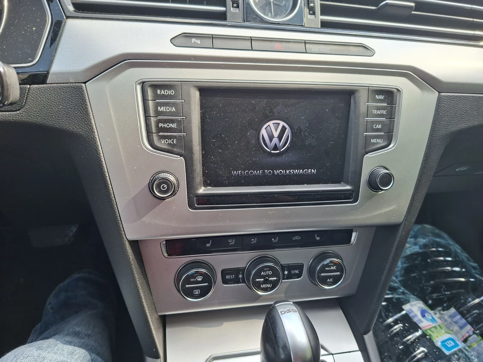 VW Passat 2.0TDi/DSG* Хеnon* LED* NAVI* Distronik* , снимка 16 - Автомобили и джипове - 54353609