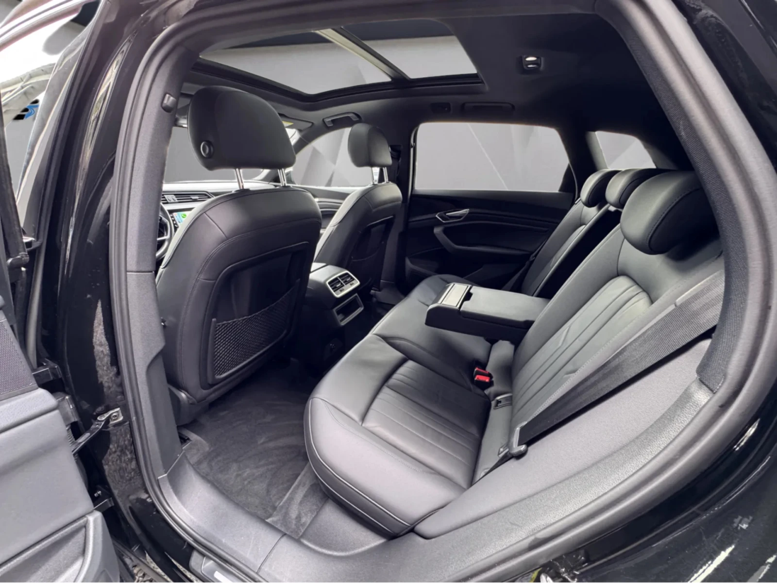 Audi E-Tron 55 S-LINE 95KWH 408КС. ПАНОРАМА КОЖА ПОДГРЕВ, снимка 14 - Автомобили и джипове - 54653045