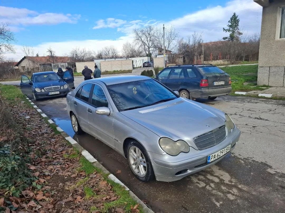 Mercedes-Benz C 220, снимка 2 - Автомобили и джипове - 56331453
