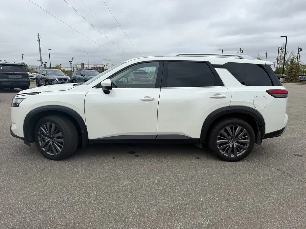 Nissan Pathfinder AWD* ПАНОРАМА* 360 КАМЕРИ* КРАЙНА ЦЕНА* , снимка 2 - Автомобили и джипове - 56506682