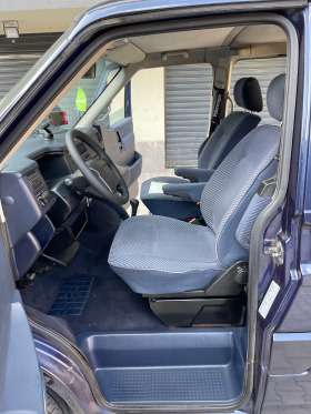 VW Caravelle 2.5 131ps климатик, снимка 7 - Бусове и автобуси - 46176425