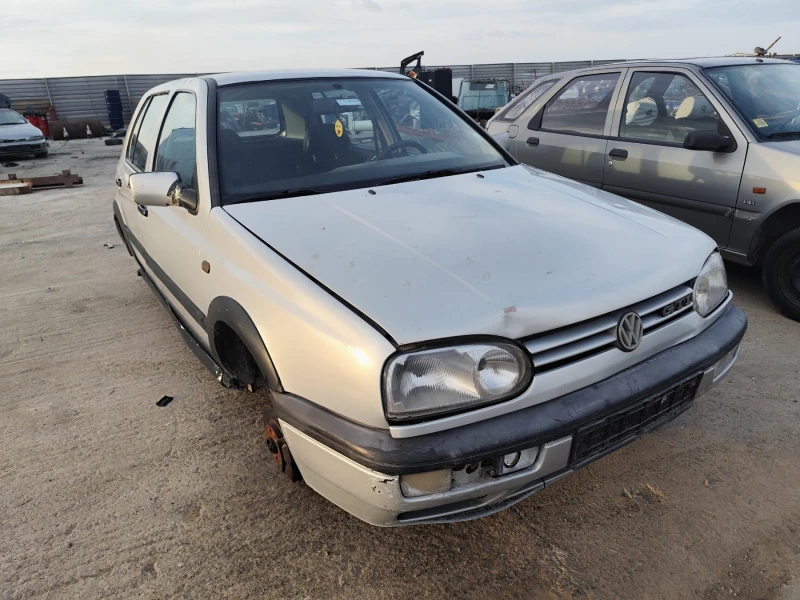 VW Golf 3 - 1.6, снимка 2 - Автомобили и джипове - 47035213