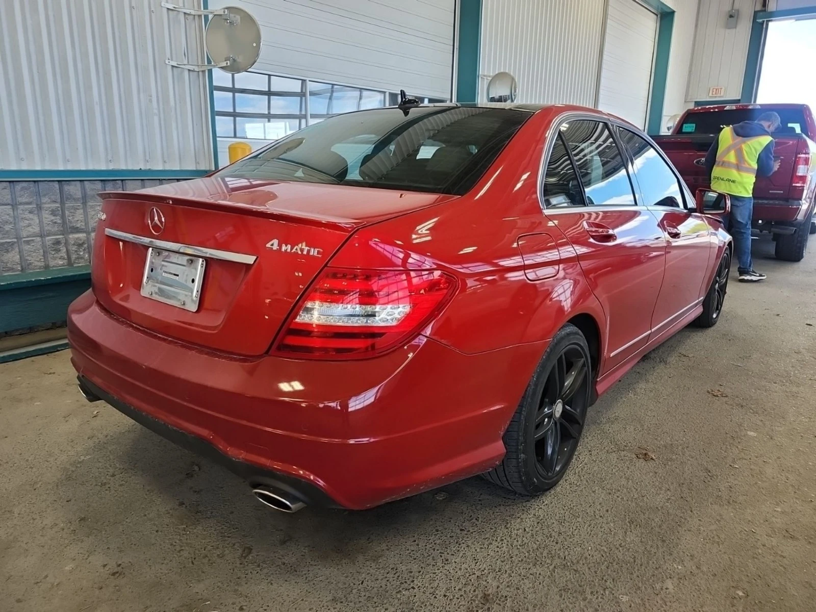 Mercedes-Benz C 350 4matic* AвтоКредит * (ЦЕНА ДО БГ), снимка 3 - Автомобили и джипове - 54542141