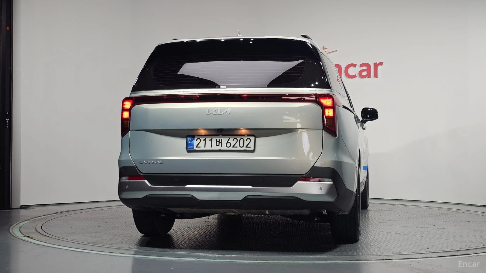 Kia Carnival 2.2d* PRESTIGE* КОЖА* ПОДГРЕВ* ОБДУХВАНЕ* КАМЕРА* , снимка 4 - Автомобили и джипове - 55491584