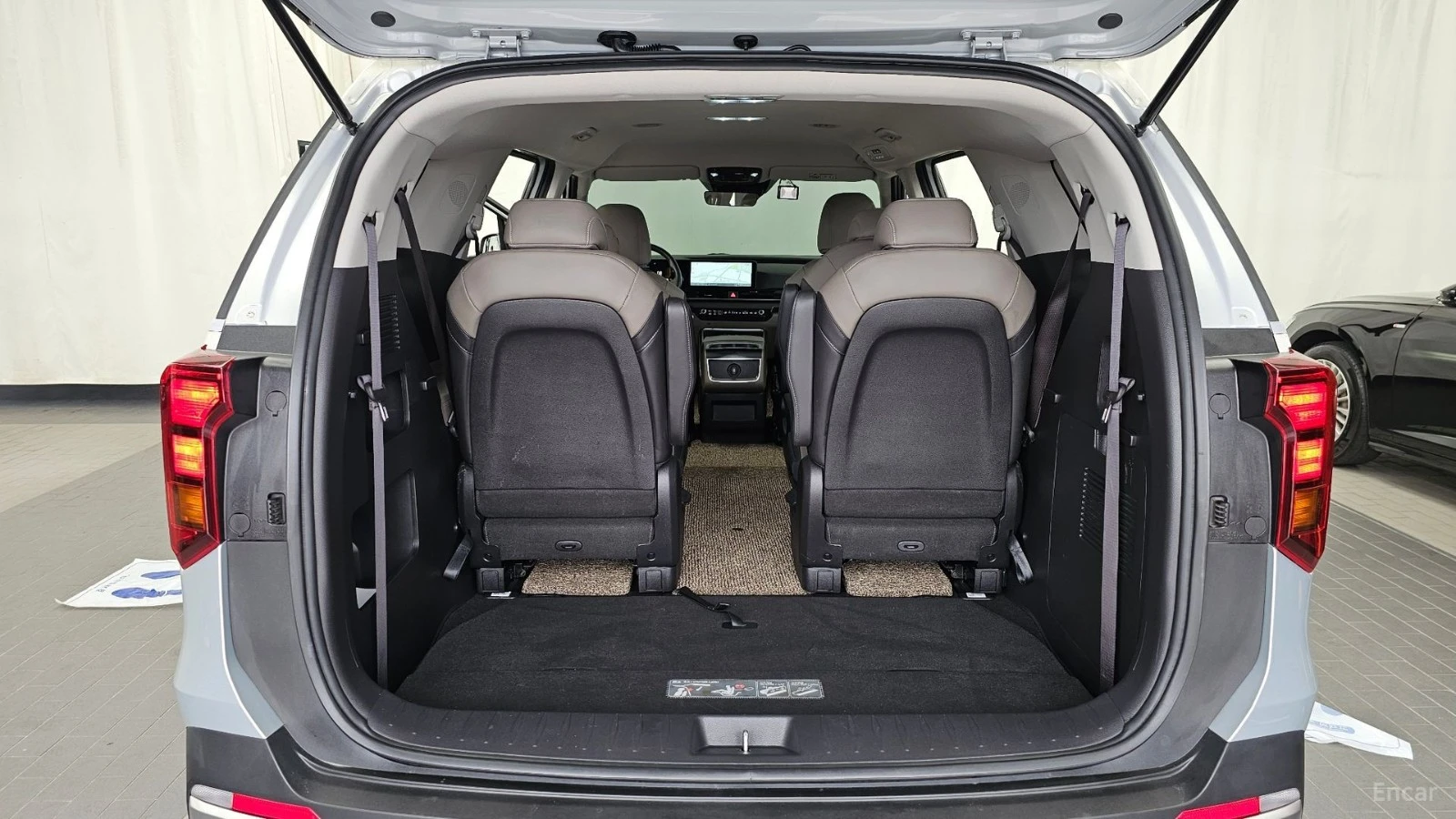 Kia Carnival 2.2d* PRESTIGE* КОЖА* ПОДГРЕВ* ОБДУХВАНЕ* КАМЕРА* , снимка 17 - Автомобили и джипове - 55491584
