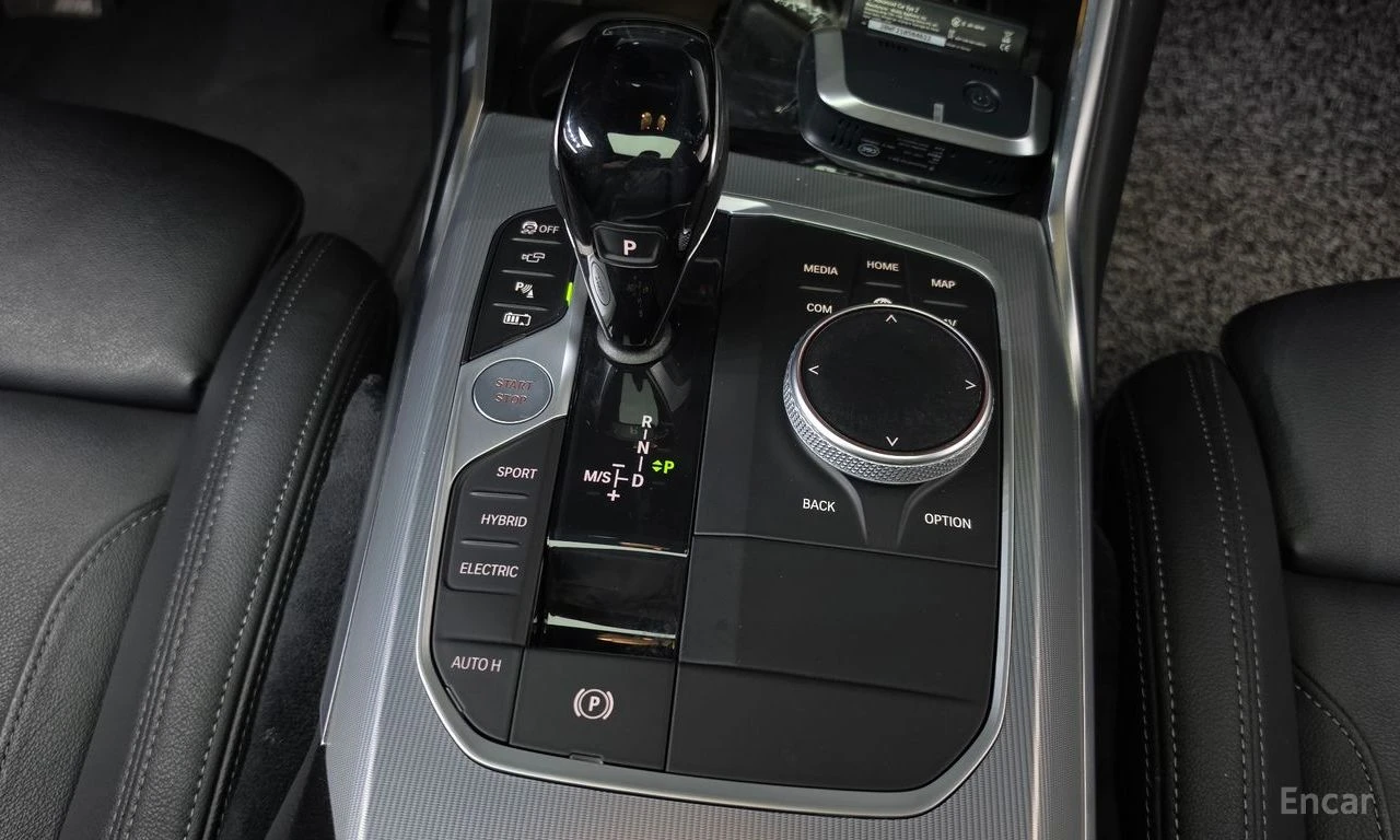 BMW 330 HYBRID* M* SPORT* HARMON* KARDON* ДИСТРОНИК* ХЕДЪП, снимка 10 - Автомобили и джипове - 55842420