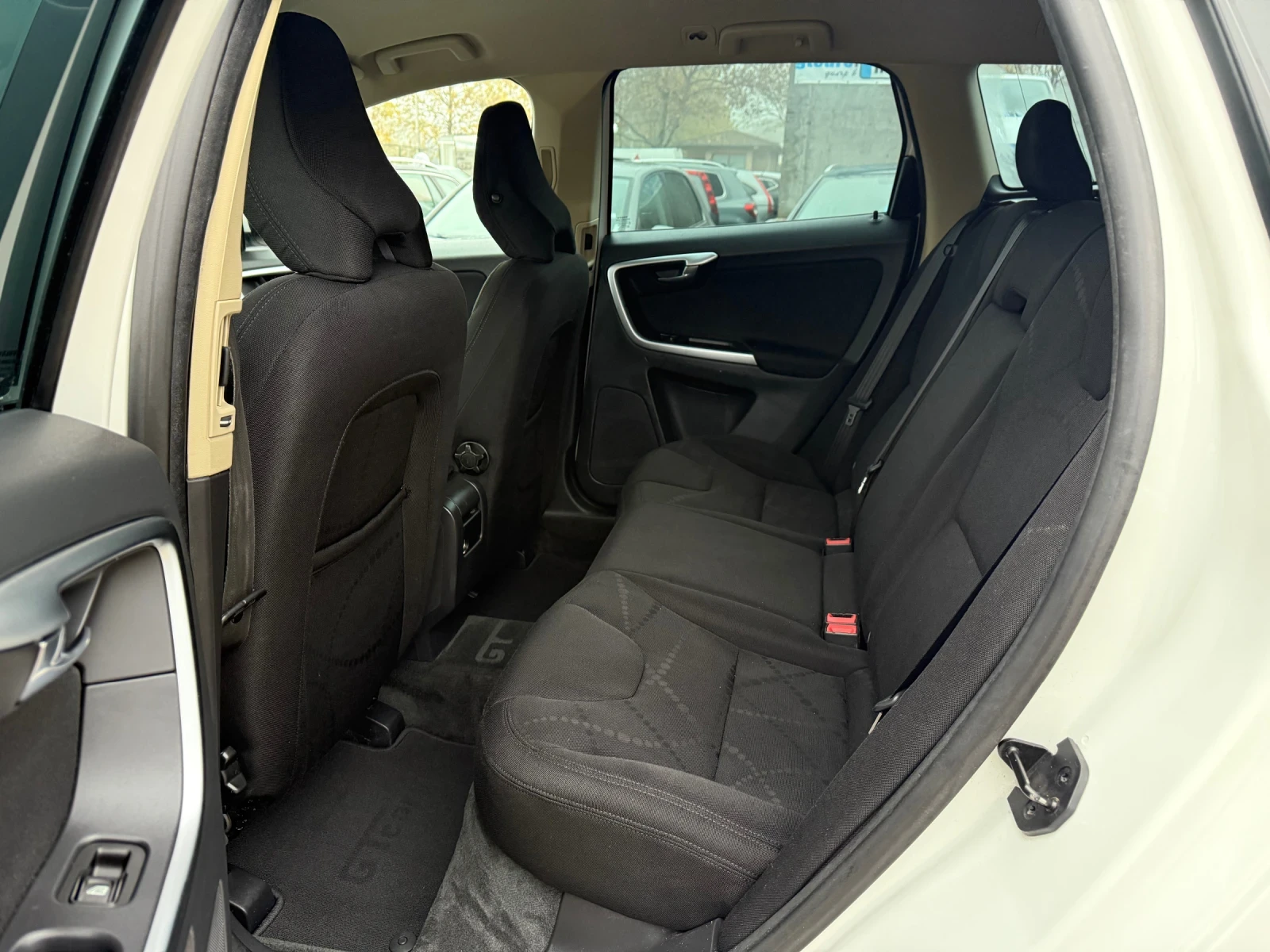 Volvo XC60 2.4D AWD D5 - изображение 10