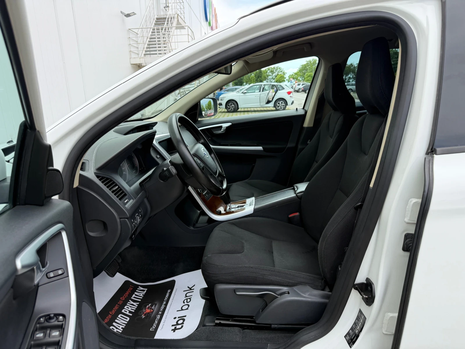 Volvo XC60 2.4D AWD D5, снимка 9 - Автомобили и джипове - 52463871