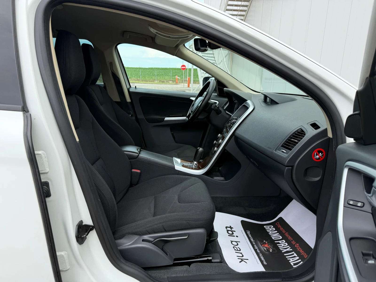Volvo XC60 2.4D AWD D5, снимка 15 - Автомобили и джипове - 52463871