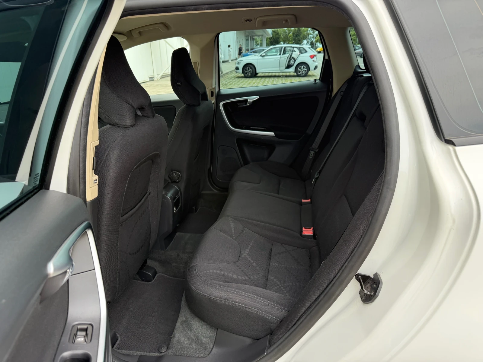 Volvo XC60 2.4D AWD D5, снимка 11 - Автомобили и джипове - 52463871