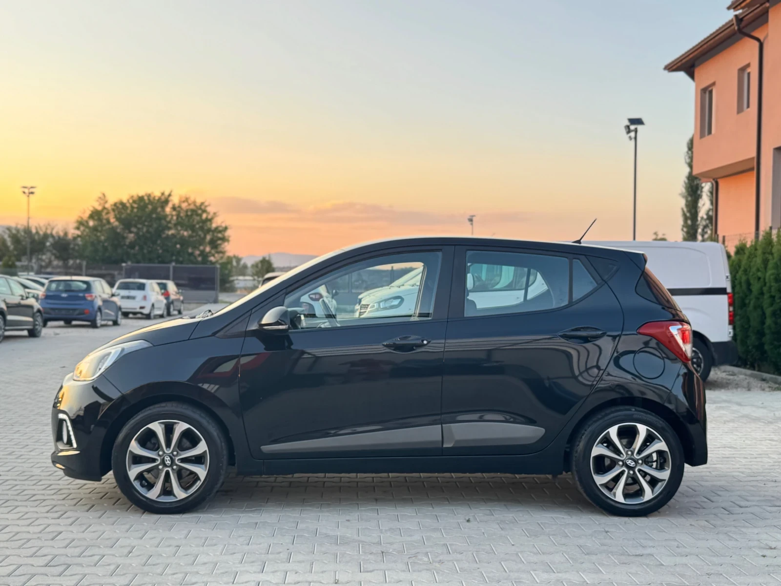 Hyundai I10 NAVI CAR PLAY, снимка 2 - Автомобили и джипове - 55221309