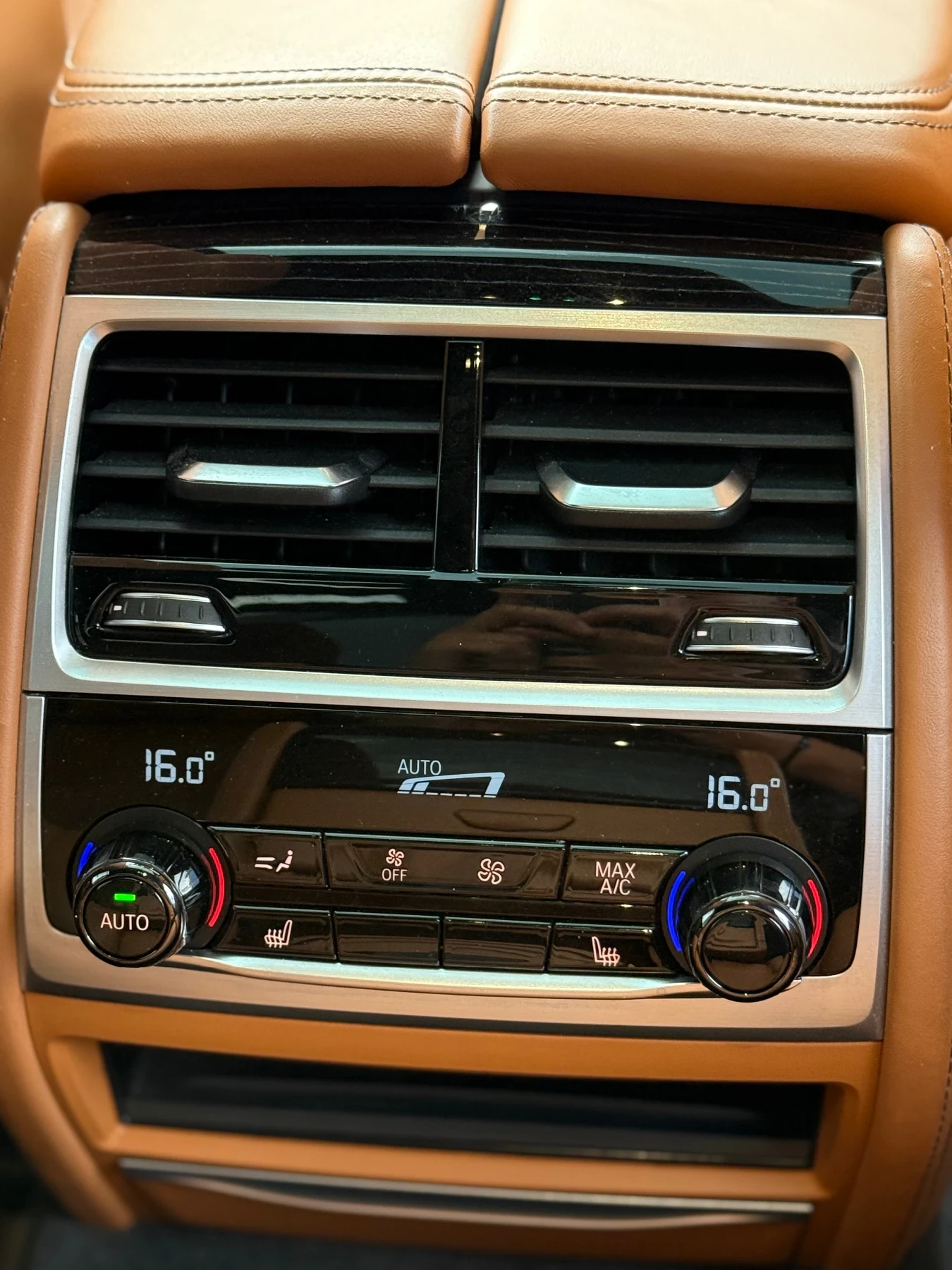 BMW 740 * INDIVIDUAL* FULL* M PACK* H&K* MASSAGE* SERVICE , снимка 14 - Автомобили и джипове - 56273415