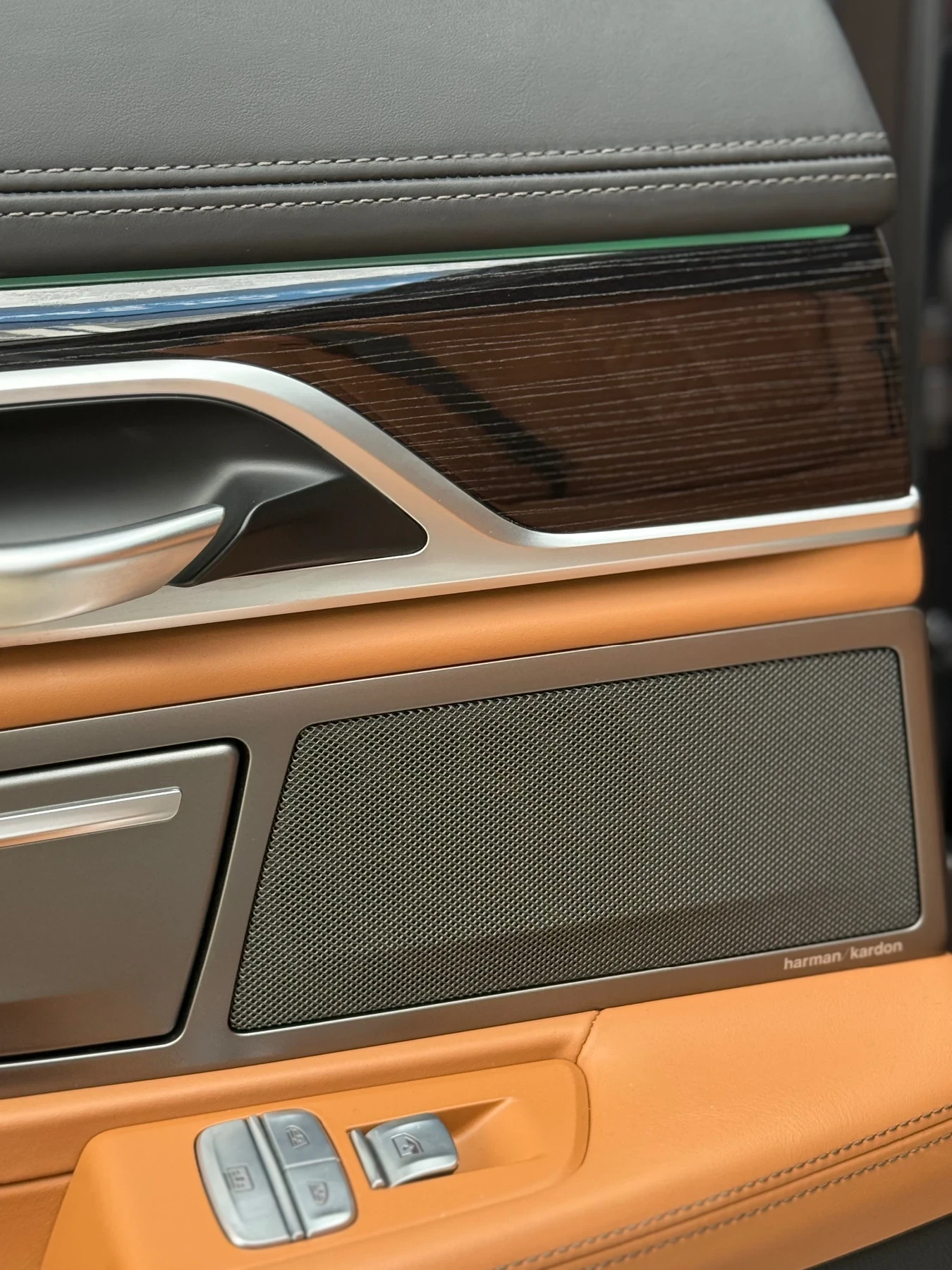 BMW 740 * INDIVIDUAL* FULL* M PACK* H&K* MASSAGE* SERVICE , снимка 15 - Автомобили и джипове - 56273415